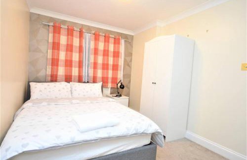 St. Andrew's House | Luxury 5 Bedroom House with Free Parking on Site