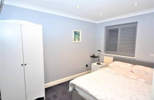 St. Andrew's House | Luxury 5 Bedroom House with Free Parking on Site