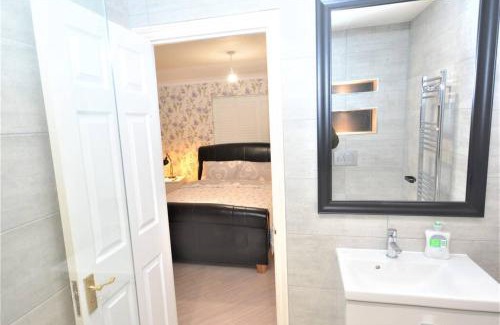 St. Andrew's House | Luxury 5 Bedroom House with Free Parking on Site