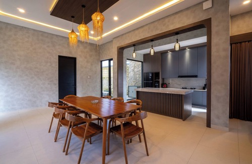Cisarua Villa | Luxury 5-bedroom villa in beautiful West Java with AC, WiFi, Private Pool