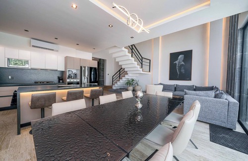 Cancun Villa | Luxury 5-Bedroom Villa in Cancun with AC, WiFi, Heated Pool and Movie Theater