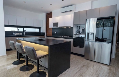 Cancun Villa | Luxury 5-Bedroom Villa in Cancun with AC, WiFi, Heated Pool and Movie Theater