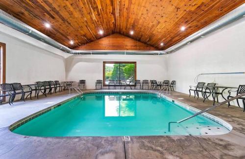Sevierville House | Luxury 5BR PF Dollywood Heated Indoor Resort Pool HotTub Theater Room Arcades