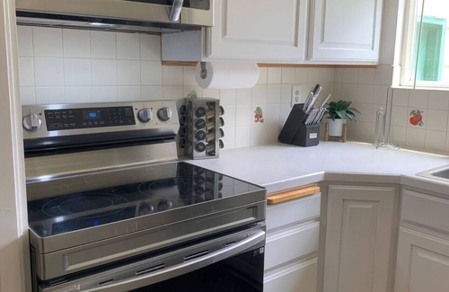 Pocatello House | Luxury 6BR Retreat - Firepit Foosball Backyard