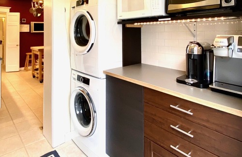 Three Oaks House | Luxury Accommodations for 14 Guests Near Journeyman Distillery and More!