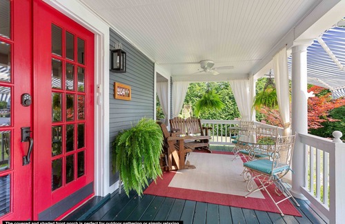 Three Oaks House | Luxury Accommodations for 14 Guests Near Journeyman Distillery and More!