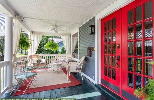 Three Oaks House | Luxury Accommodations for 14 Guests Near Journeyman Distillery and More!