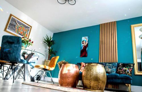 Bedford Apartment | Luxury ApArt Gallery Apartment 1 Near River & Free Parking