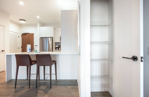 Seaport District Apartment | Luxury Apt in Seaport with Gym and Pool