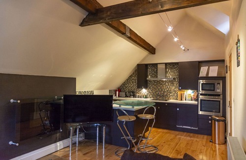 Whitefield Apartment | Luxury Apt No. 2 - One Bed Apartment (Sleeps 4)