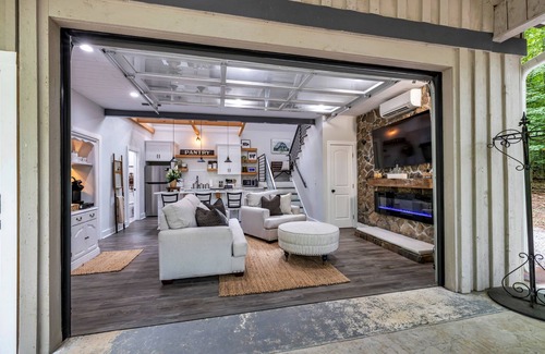 Cleveland House | LUXURY Barn Chalet. 2 bedrooms, firepit, BBQ, loft, trails, ponds, park