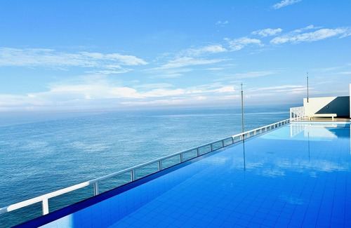 Hendala Condo | Luxury beachfront condo with infinity pool near Colombo