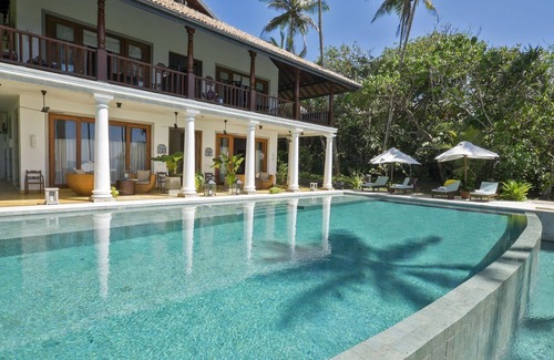 Pelena Villa | Luxury beachfront pvt Villa 4 BR fully staffed Infinity pool 8-12 pax