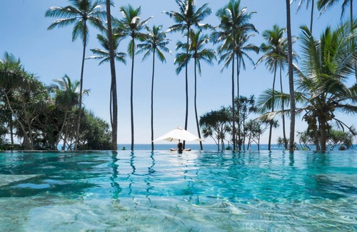 Pelena Villa | Luxury beachfront pvt Villa 4 BR fully staffed Infinity pool 8-12 pax