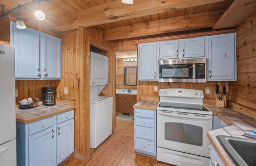 Vein Mountain Cabin | Luxury Cabin 45 Min to Asheville |Hot Tub|Fire pit