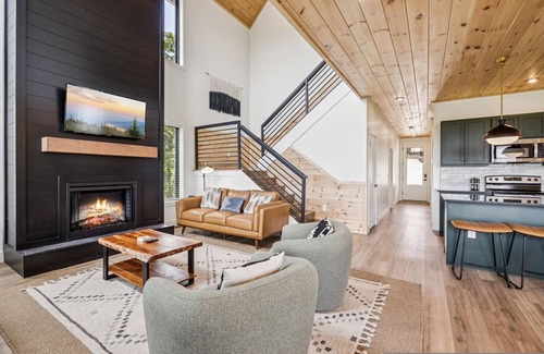 Sevierville Apartment | Luxury Cabin w Indoor Pool Hot Tub Game Room