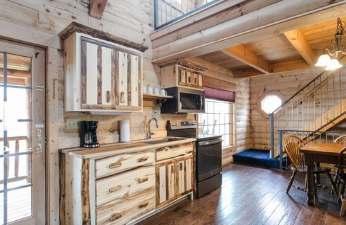 Millersburg Cabin | Luxury Cabin with Kitchen, Fireplace, Living Room. Sleeps up to 8