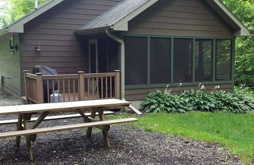 Pella Cabin | Luxury Cabins with two person jacuzzi tub. Fabulous location near Lake Red Rock.