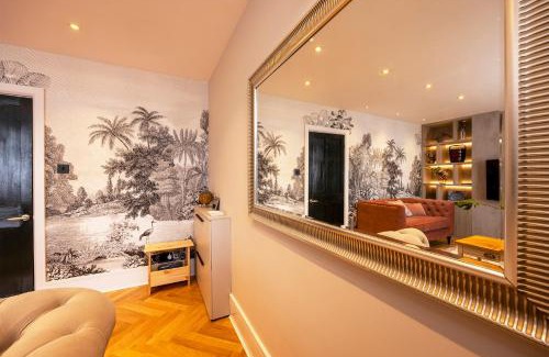 Canterbury House | Luxury Central Home - Parking & EV point, Superking bed