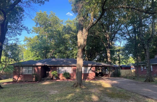 Whitehaven House | Luxury comfort in Memphis : Steps from Graceland