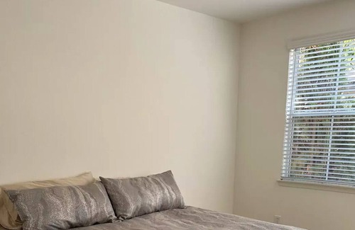 Newport Beach Apartment | Luxury Condo - minutes to Beach and 5 star restaurants/shopping- Newport Beach