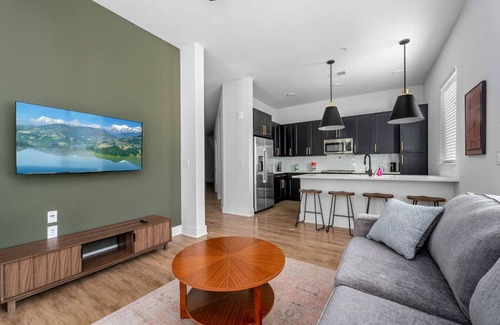 Oakford Park Apartment | Luxury Condo! Sleep the Whole Family | Pool/Gym