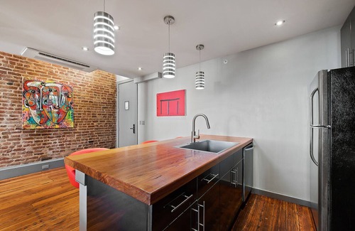 Central Business District Condo | Luxury Condo w Heated Pool & Hot Tub Near French Qtr, Great for Families, Groups