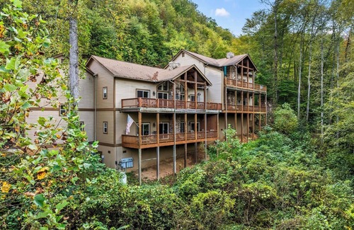 Whittier Condo | Luxury Condo w/Mountain View, Full Kitchen, W&D, Garage and No Steps to get in!