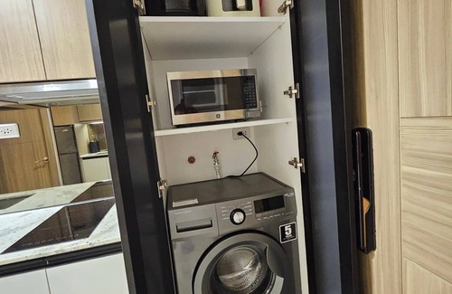 Bonifacio Global City Apartment | Luxury condo with gym,WiFi,NETFLIX at Park Mckinley West, Venice, SM Aura BGC