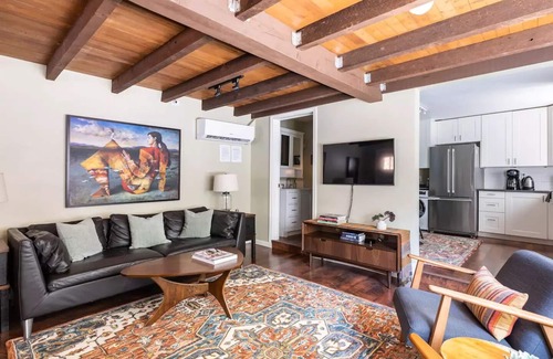 Central Sacramento Cottage | Luxury Cottage in East Sac Walk & Bike to McKinley Park, Midtown & Downtown