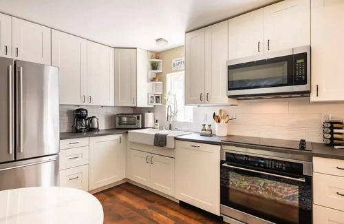 Central Sacramento Cottage | Luxury Cottage in East Sac Walk & Bike to McKinley Park, Midtown & Downtown