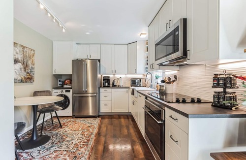 Central Sacramento Cottage | Luxury Cottage in East Sac Walk & Bike to McKinley Park, Midtown & Downtown