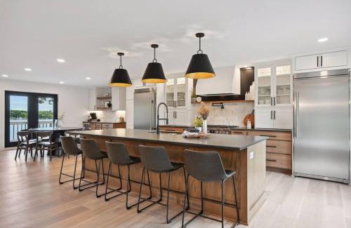 Alexandria House | Luxury Cowdry Cottage Lake Home