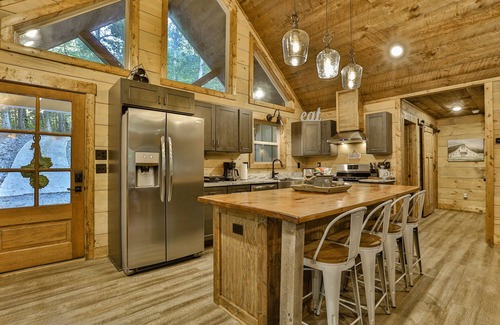 Ellijay Cabin | Luxury Creekside~New Fire Pit! Hot Tub, Game Room, near Ellijay, and Blue Ridge