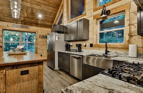 Ellijay Cabin | Luxury Creekside~New Fire Pit! Hot Tub, Game Room, near Ellijay, and Blue Ridge