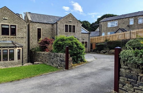 Stainland House | Luxury Detached 4 Bedroom House Semi-Rural Location