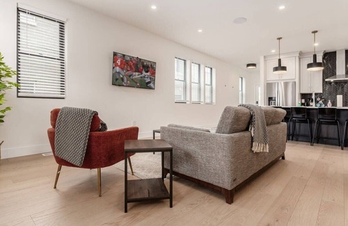 Near East Columbus Apartment | Luxury Escape 4BR 3 bath Oasis in Historic Old Town