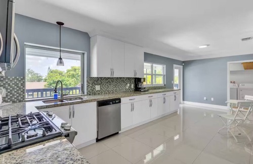 Cutler Bay House | Luxury Escape: Pool, Hot tub, Mini Golf & More!