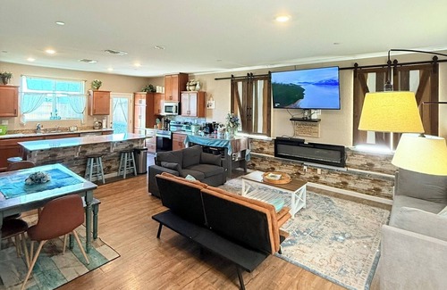 Rio Vista House | Luxury Farmhouse Style 4BR House Near River -RV-Entire House