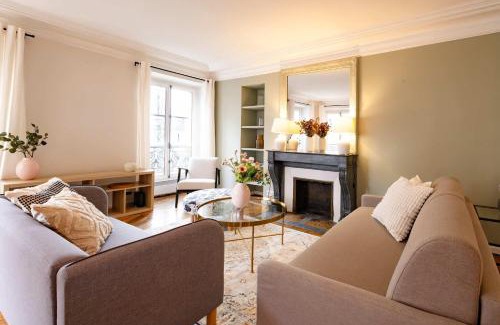 Paris City Center Apartment | Luxury Flat Louvres 6 Guests