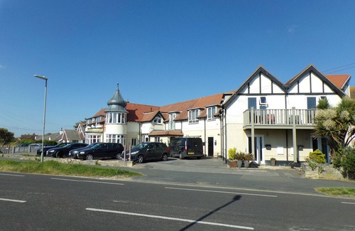 Barton-on-Sea Apartment | Luxury Ground Floor Apartment opposite the Beach