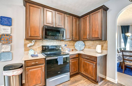 Hampton Apartment | Luxury Hamptons 5BR Oasis with Pool Retreat