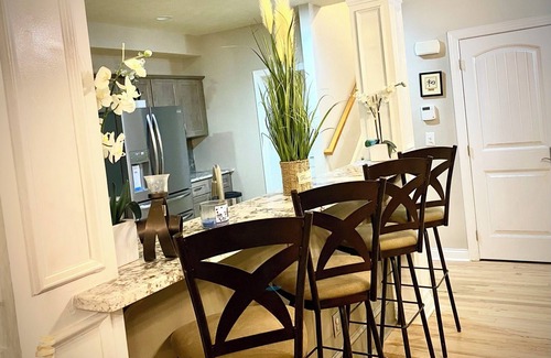 Livingston Park House | "Luxury Haven for Large Gatherings: 4BD/4BA”