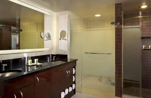 Las Vegas Strip Hotel | Luxury Hilton Elara ~ No Resort Fees