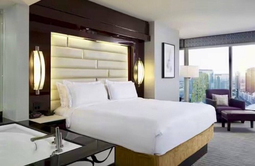 Las Vegas Strip Hotel | Luxury Hilton Elara ~ No Resort Fees
