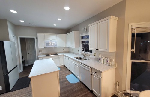 Woodstock Bed & Breakfast | Luxury Home 12 Overnight Guests, Wi-Fi for Online Worker, Theme Gold & Diamonds