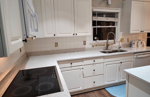 Woodstock Bed & Breakfast | Luxury Home 12 Overnight Guests, Wi-Fi for Online Worker, Theme Gold & Diamonds