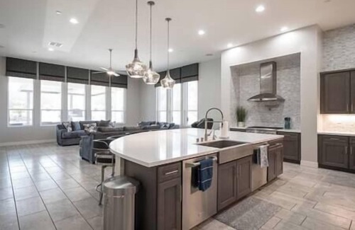 Paradise Hills House | Luxury home close to everything