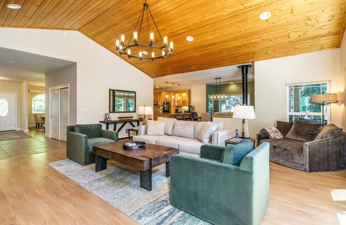 Glencoe House | Luxury Home In Arnold With Tons of Privacy & Space