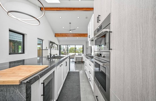 Corona del Mar Apartment | Luxury Home in Corona Del Mar Near Shops & Dining